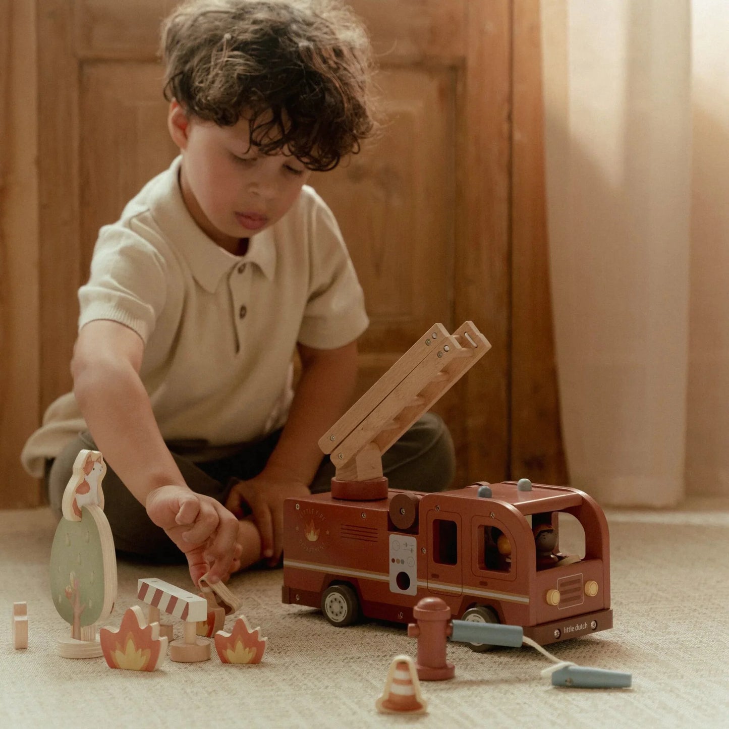Camion dei pompieri grande con personaggio