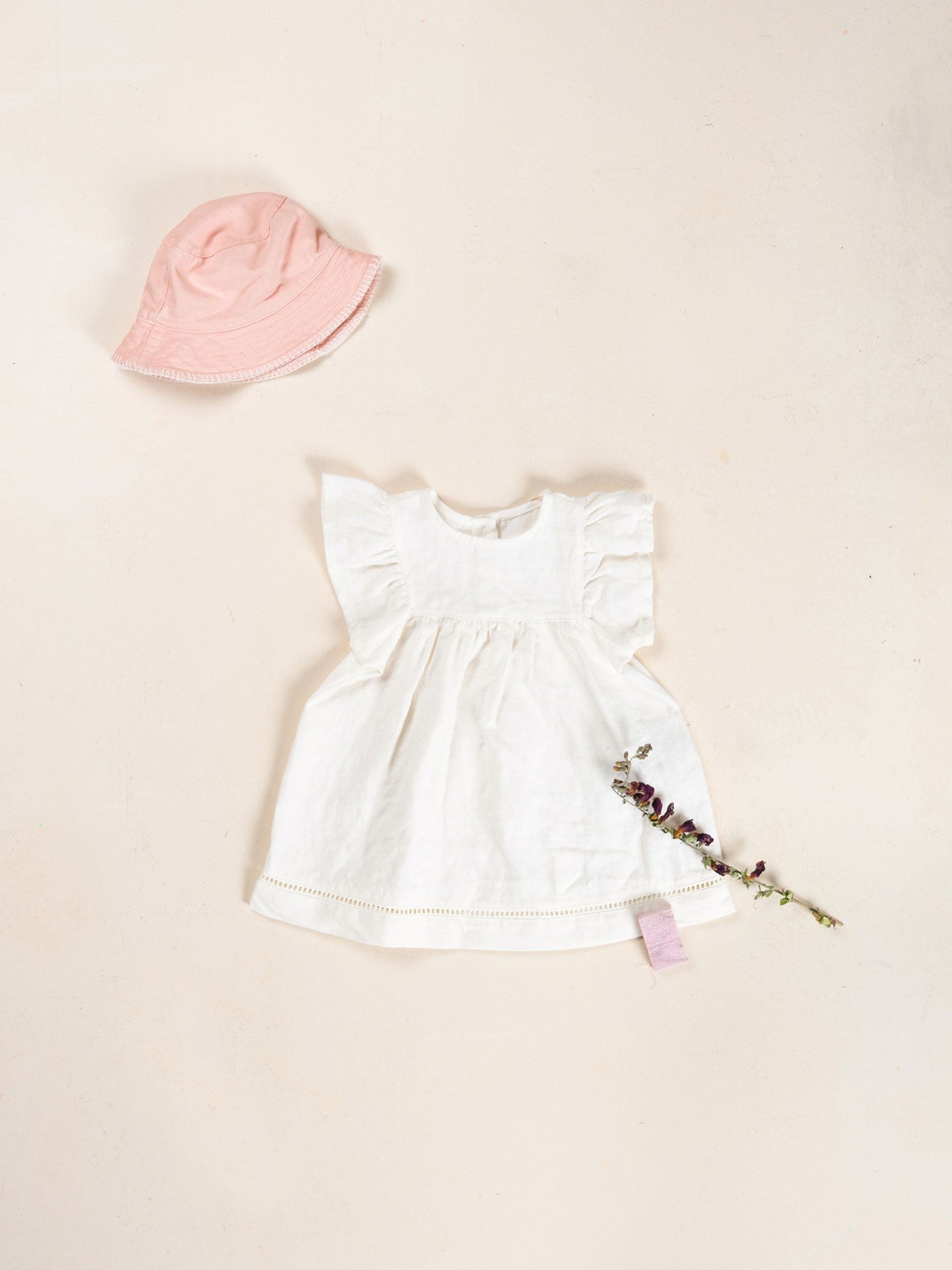 Vestito con ,manica arricciata