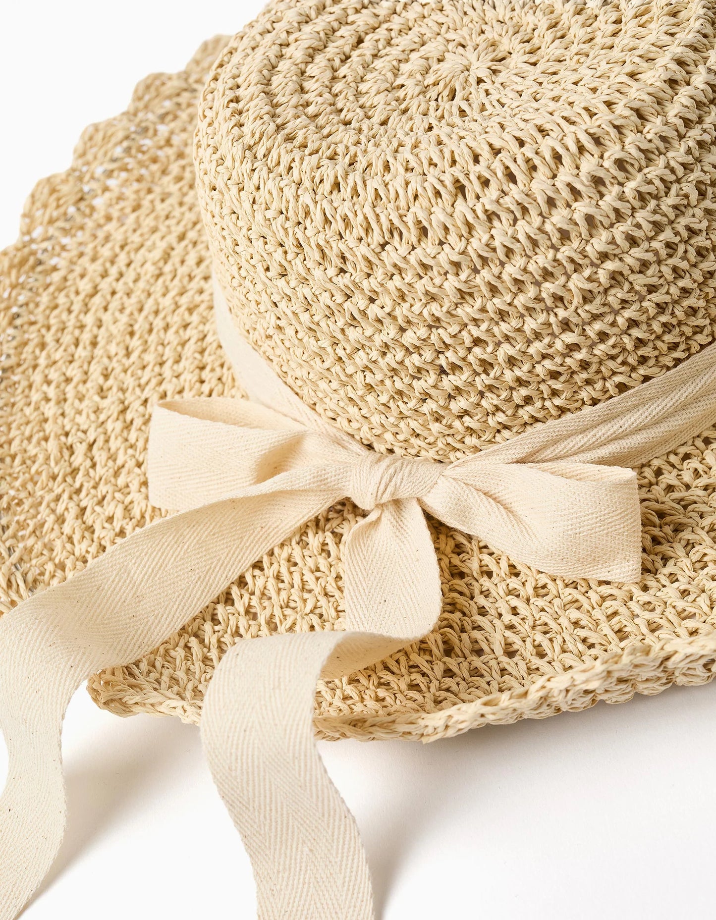 Cappello di paglia con fiocco