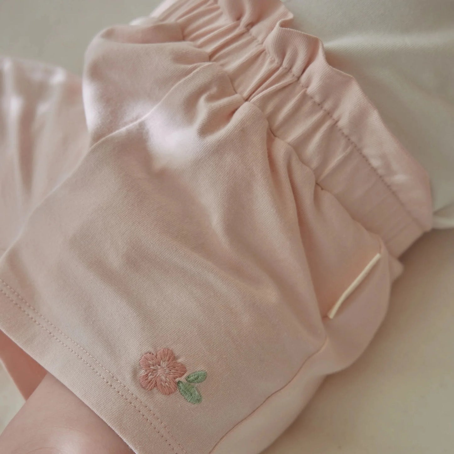 Shorts con fiore