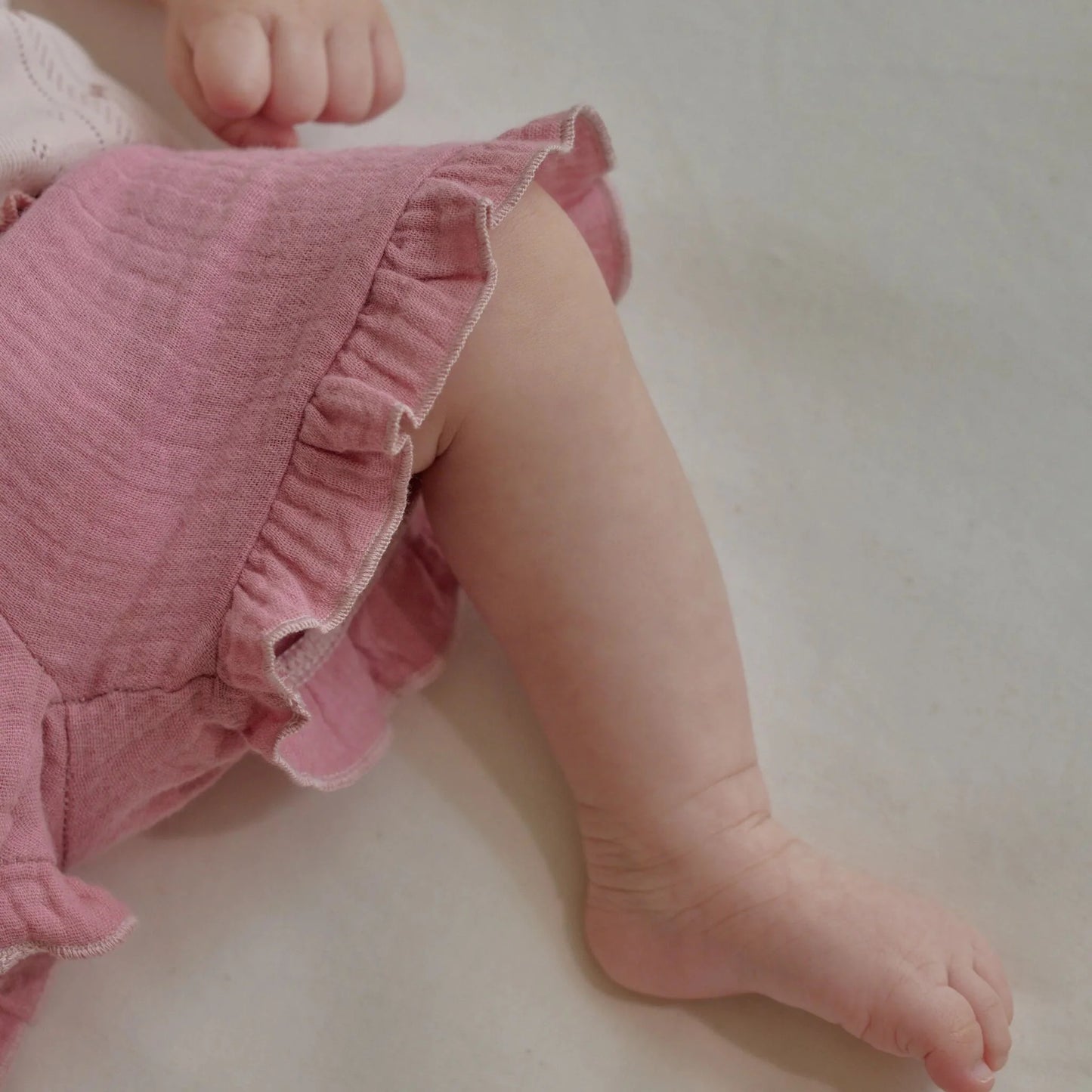 Shorts con volant