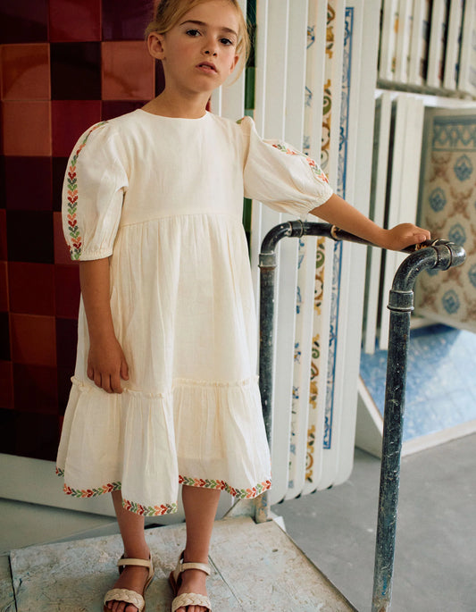 Vestito con maniche a palloncino e ricami