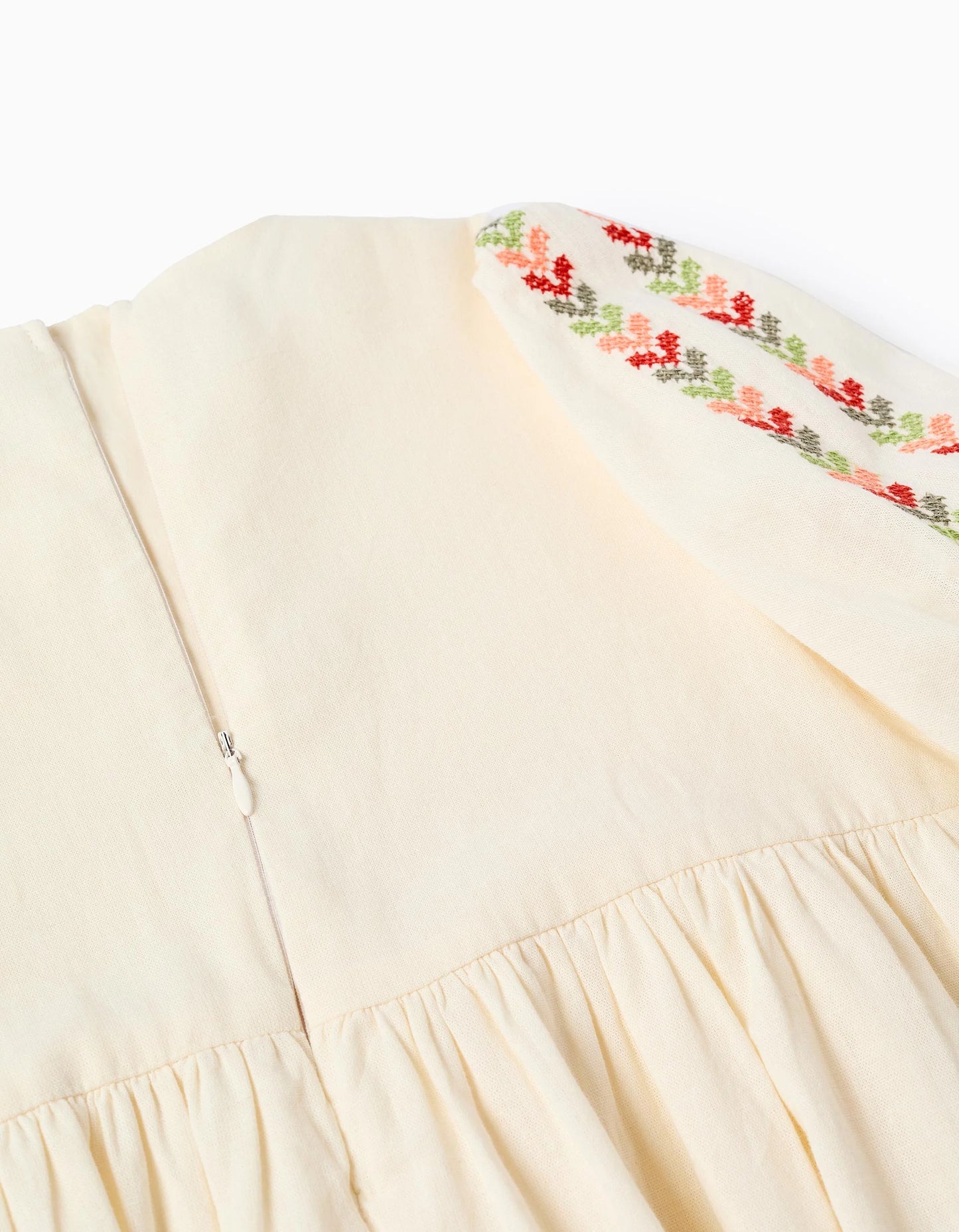 Vestito con maniche a palloncino e ricami