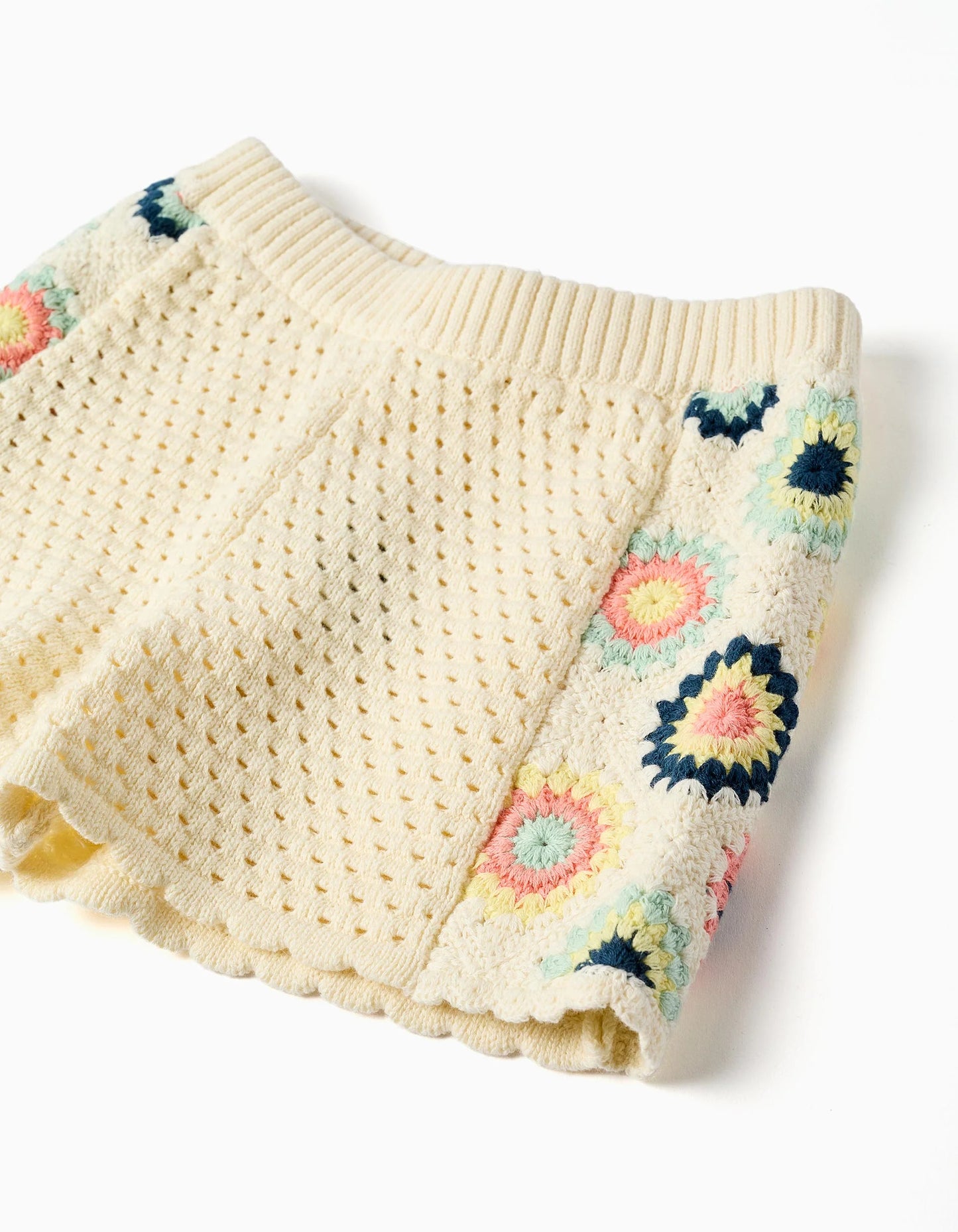 Shorts in maglia con fiori all'uncinetto